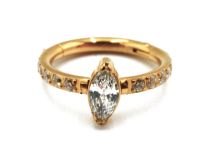 Anello a cerniera Titanio PVD Oro Sterile Modello ovale con strass bianco | Itc