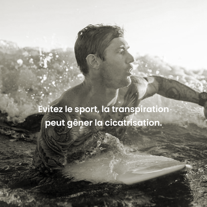 Homme tatoué qui fait du sport Homme tatoué qui pratique le surf pour illuster qu'il faut éviter de faire du sport après un tatouage