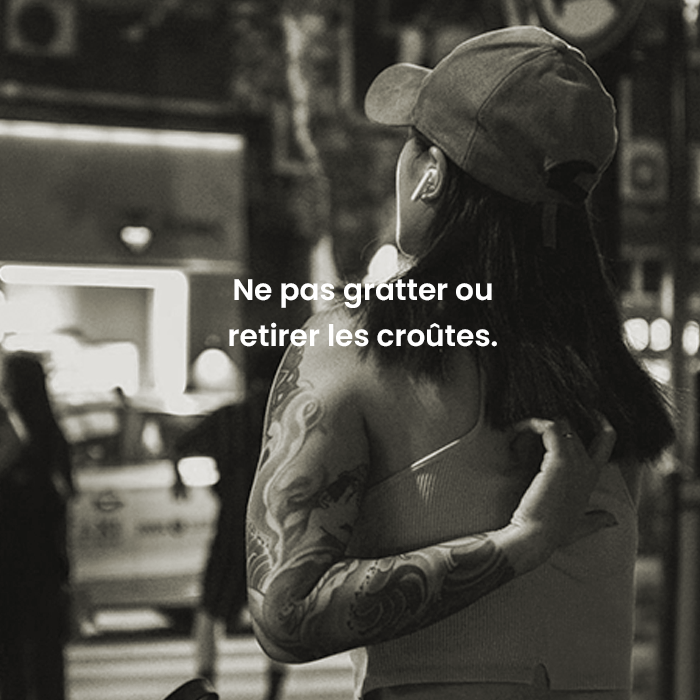 Femme qui se gratte Une femme qui se gratte le dos afin d'imager qu'il ne faut pas gratter ou retirer les croûtes du tatouage