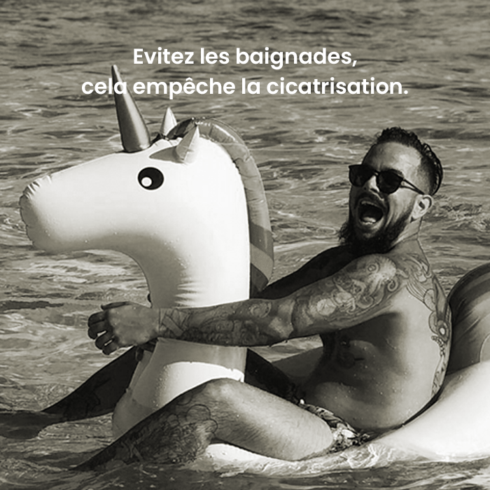 Homme tatoué qui se baigne Homme tatoué qui se baigne pour illustrer qu'il ne faut pas se baigner après un tatouage