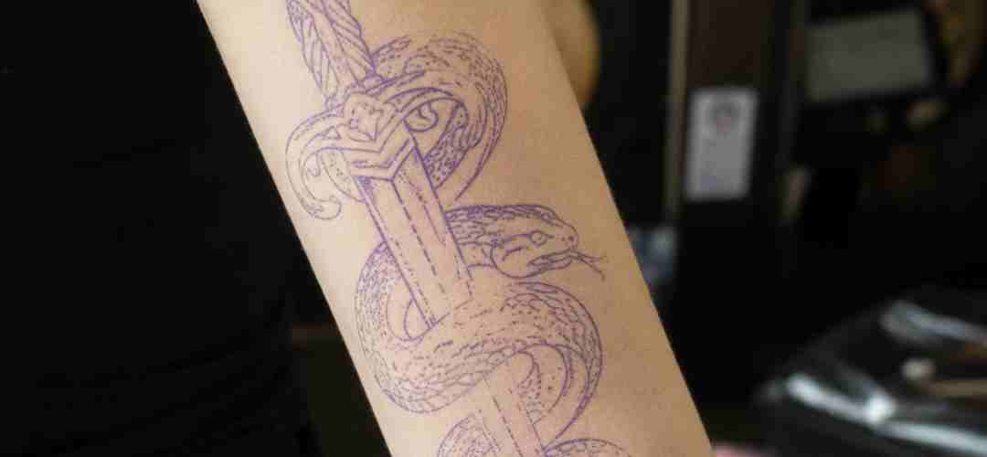 Stencil per tatuaggi applicato sulla pelle
